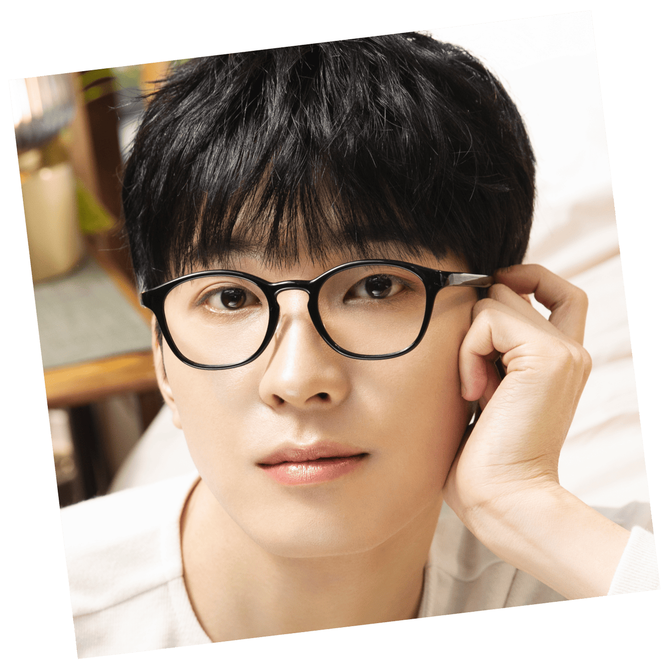 JINS with WONWOO 特別企劃正式登場！以帥氣眼鏡造型聞名的SEVENTEEN  成員@everyone_woo，在全新影片中展現自然真實的日常生活。他佩戴JINS 熱門系列「JINS HOMEⓇ」、「Combination  Titanium」及「Modern Rim